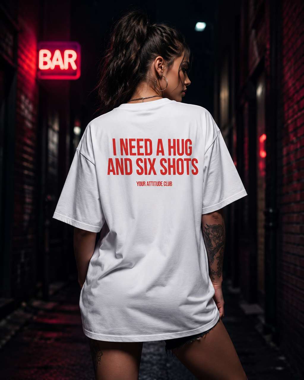 I NEED A HUG AND SIX SHOTS | Oversize Shirt Unisex mit Backprint, Statement Shirt aus Bio-Baumwolle