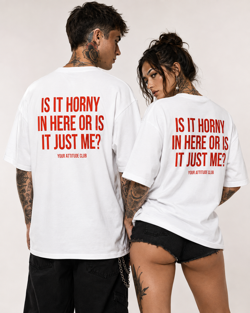 IS IT HORNY IN HERE OR IS IT JUST ME? – weißes Oversize Unisex Shirt, roter Backprint, freches Statement Shirt, sexy Spruchshirt, lustiges Geschenk