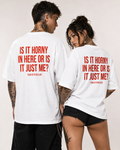IS IT HORNY IN HERE OR IS IT JUST ME? – weißes Oversize Unisex Shirt, roter Backprint, freches Statement Shirt, sexy Spruchshirt, lustiges Geschenk