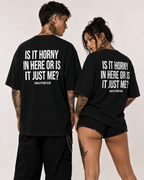 IS IT HORNY IN HERE OR IS IT JUST ME? – weißes Oversize Unisex Shirt, roter Backprint, freches Statement Shirt, sexy Spruchshirt, lustiges Geschenk