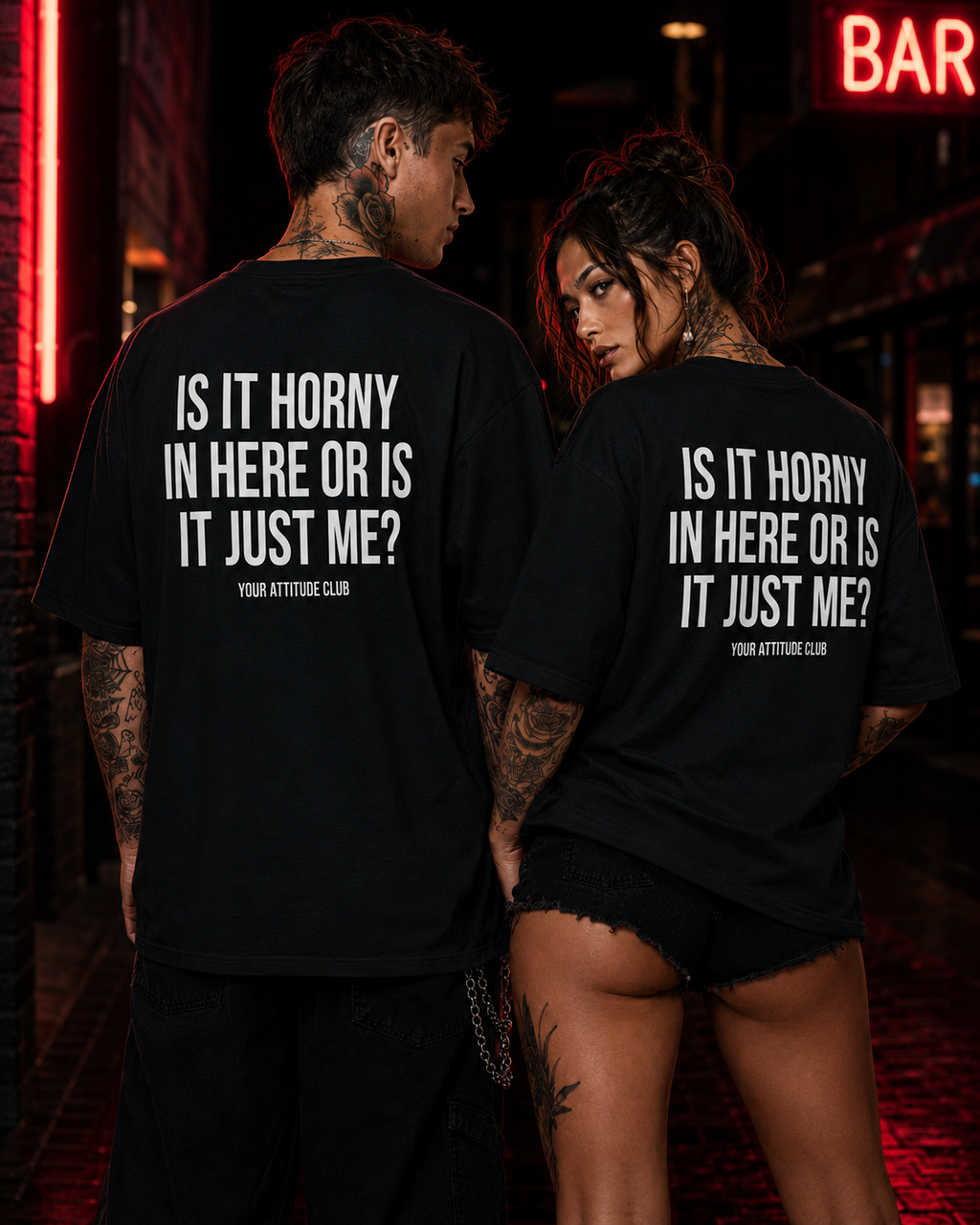 IS IT HORNY IN HERE OR IS IT JUST ME? – weißes Oversize Unisex Shirt, roter Backprint, freches Statement Shirt, sexy Spruchshirt, lustiges Geschenk