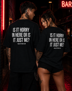 IS IT HORNY IN HERE OR IS IT JUST ME? – weißes Oversize Unisex Shirt, roter Backprint, freches Statement Shirt, sexy Spruchshirt, lustiges Geschenk