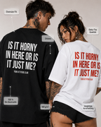 IS IT HORNY IN HERE OR IS IT JUST ME? – weißes Oversize Unisex Shirt, roter Backprint, freches Statement Shirt, sexy Spruchshirt, lustiges Geschenk