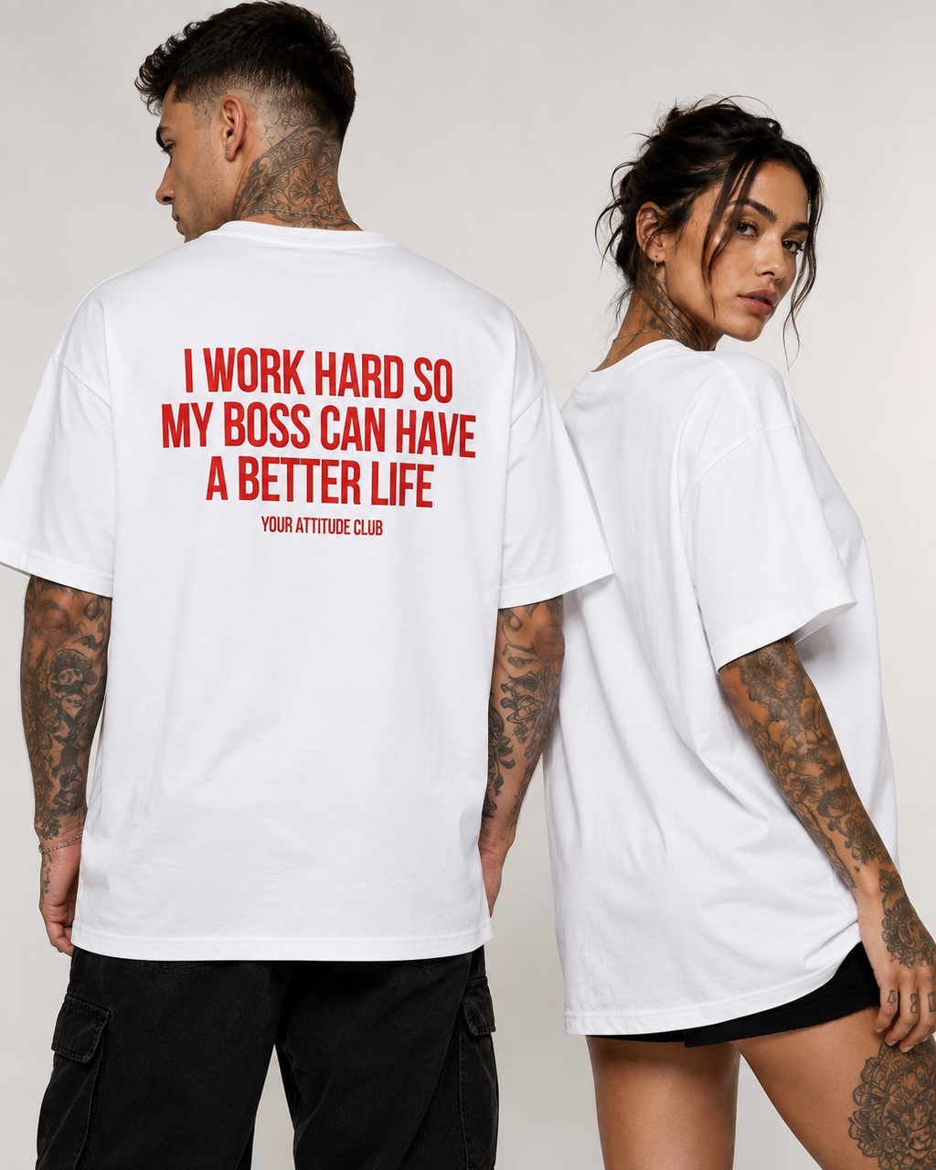 I WORK HARD SO MY BOSS CAN HAVE A BETTER LIFE – schwarzes Unisex Oversize Shirt mit weißem Backprint, lustiges Büro Shirt, Chef Spruch, Arbeits Humor