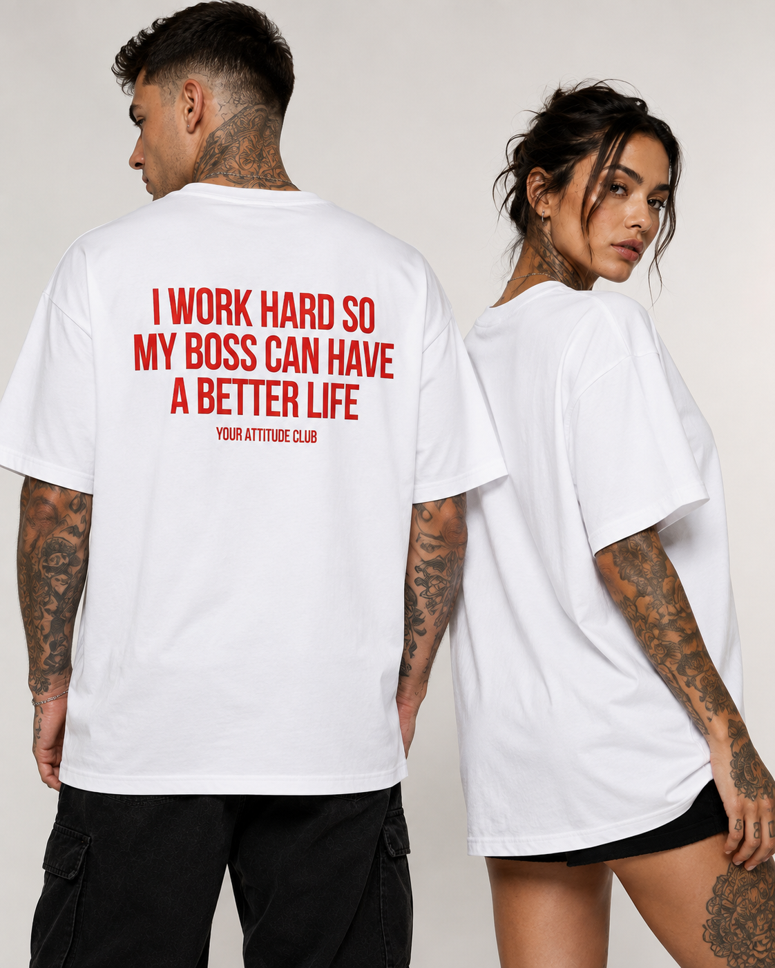 I WORK HARD SO MY BOSS CAN HAVE A BETTER LIFE – schwarzes Unisex Oversize Shirt mit weißem Backprint, lustiges Büro Shirt, Chef Spruch, Arbeits Humor