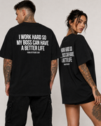 I WORK HARD SO MY BOSS CAN HAVE A BETTER LIFE – weißes Unisex Oversize Shirt mit rotem Backprint, lustiges Büro Shirt, Chef Spruch, Arbeits Humor