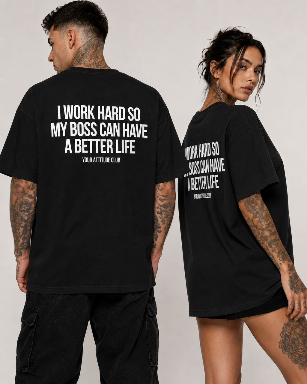 I WORK HARD SO MY BOSS CAN HAVE A BETTER LIFE – schwarzes Unisex Oversize Shirt mit weißem Backprint, lustiges Büro Shirt, Chef Spruch, Arbeits Humor