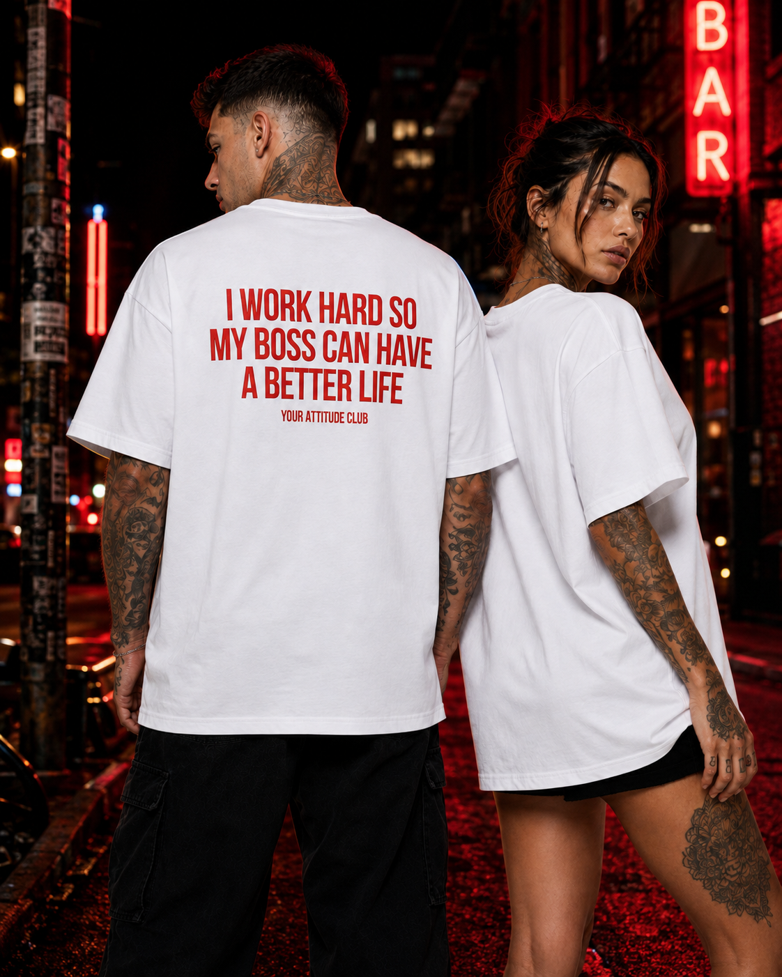 I WORK HARD SO MY BOSS CAN HAVE A BETTER LIFE – schwarzes Unisex Oversize Shirt mit weißem Backprint, lustiges Büro Shirt, Chef Spruch, Arbeits Humor