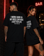 I WORK HARD SO MY BOSS CAN HAVE A BETTER LIFE – schwarzes Unisex Oversize Shirt mit weißem Backprint, lustiges Büro Shirt, Chef Spruch, Arbeits Humor