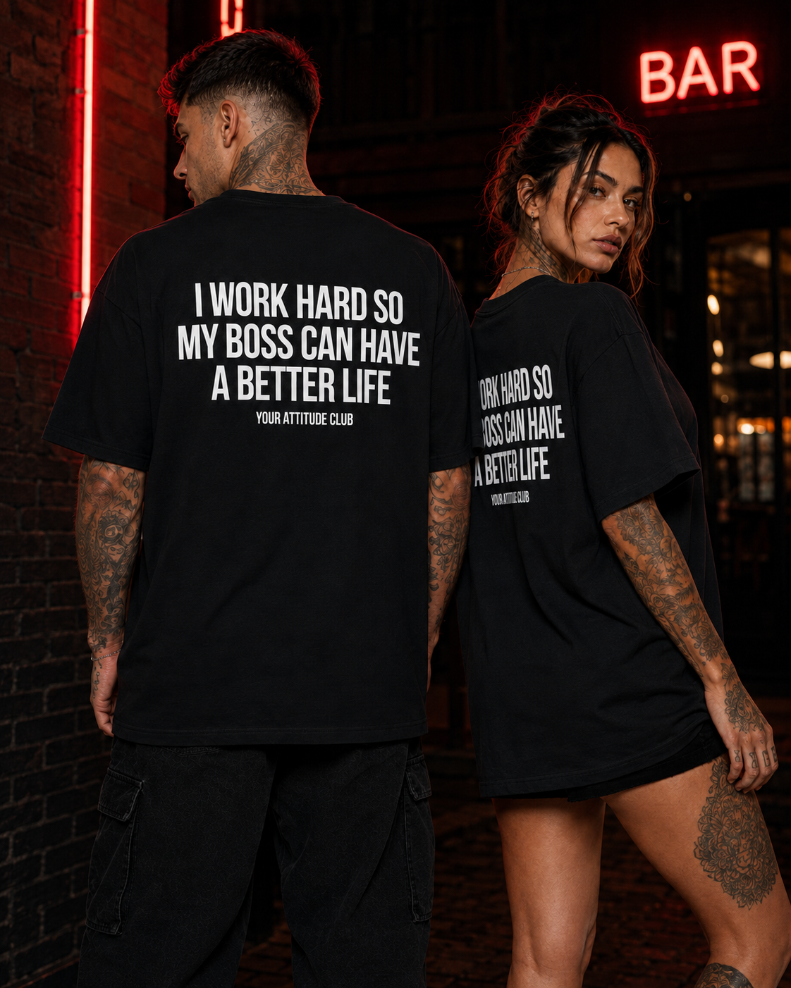 I WORK HARD SO MY BOSS CAN HAVE A BETTER LIFE – schwarzes Unisex Oversize Shirt mit weißem Backprint, lustiges Büro Shirt, Chef Spruch, Arbeits Humor