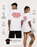 I WORK HARD SO MY BOSS CAN HAVE A BETTER LIFE – schwarzes Unisex Oversize Shirt mit weißem Backprint, lustiges Büro Shirt, Chef Spruch, Arbeits Humor
