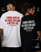 I WORK HARD SO MY BOSS CAN HAVE A BETTER LIFE – schwarzes Unisex Oversize Shirt mit weißem Backprint, lustiges Büro Shirt, Chef Spruch, Arbeits Humor