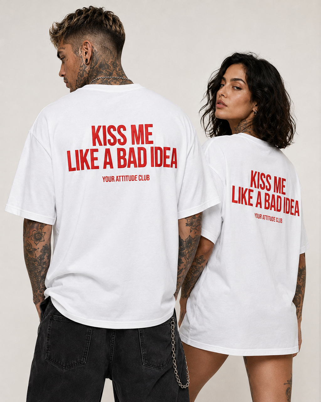 KISS ME LIKE A BAD IDEA – schwarzes Oversize Unisex Shirt, weißer Backprint, freches Statement Shirt, sexy Spruchshirt, lustiges Geschenk, Streetwear