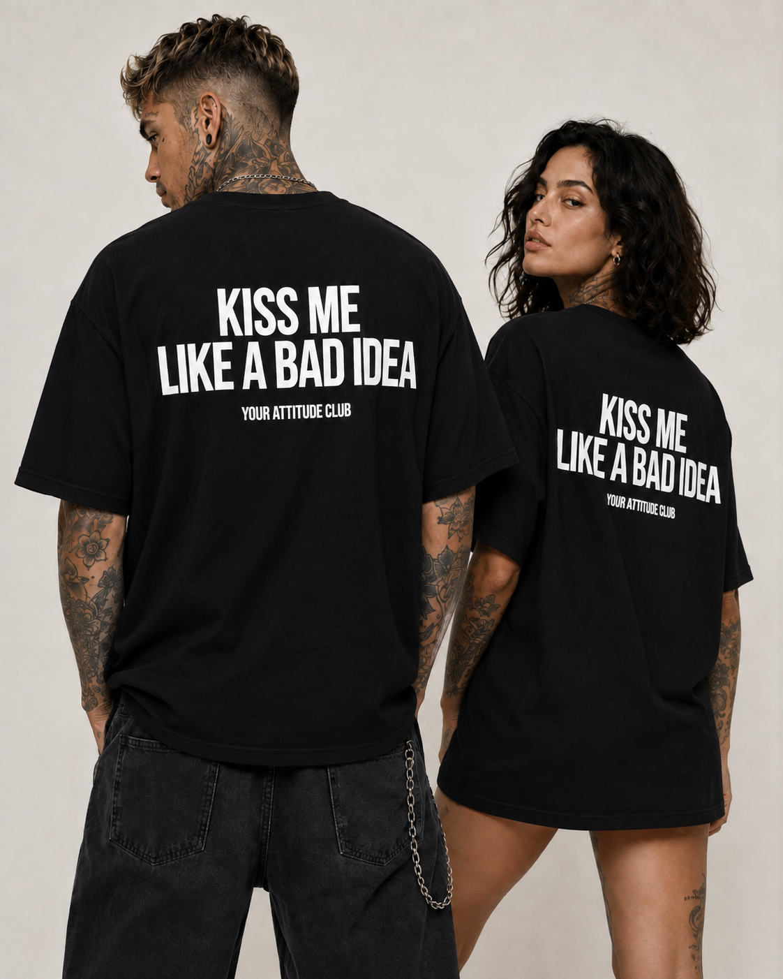 KISS ME LIKE A BAD IDEA – weißes Oversize Unisex Shirt, roter Backprint, freches Statement Shirt, sexy Spruchshirt, lustiges Geschenk, Streetwear