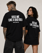 KISS ME LIKE A BAD IDEA – schwarzes Oversize Unisex Shirt, weißer Backprint, freches Statement Shirt, sexy Spruchshirt, lustiges Geschenk, Streetwear