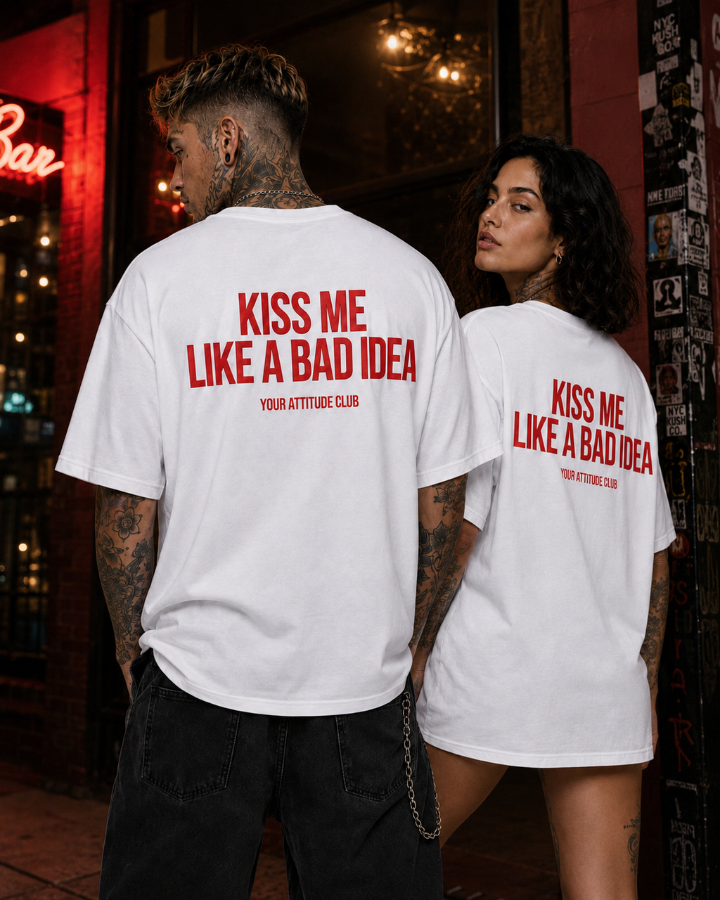 KISS ME LIKE A BAD IDEA – schwarzes Oversize Unisex Shirt, weißer Backprint, freches Statement Shirt, sexy Spruchshirt, lustiges Geschenk, Streetwear