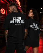 KISS ME LIKE A BAD IDEA – weißes Oversize Unisex Shirt, roter Backprint, freches Statement Shirt, sexy Spruchshirt, lustiges Geschenk, Streetwear