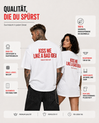 KISS ME LIKE A BAD IDEA – schwarzes Oversize Unisex Shirt, weißer Backprint, freches Statement Shirt, sexy Spruchshirt, lustiges Geschenk, Streetwear