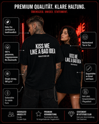 KISS ME LIKE A BAD IDEA – weißes Oversize Unisex Shirt, roter Backprint, freches Statement Shirt, sexy Spruchshirt, lustiges Geschenk, Streetwear