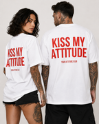 KISS MY ATTITUDE – weißes Oversize Unisex Shirt, roter Backprint, freches Statement Shirt, lustiges Spruchshirt, Streetwear, Geschenk mit Humor