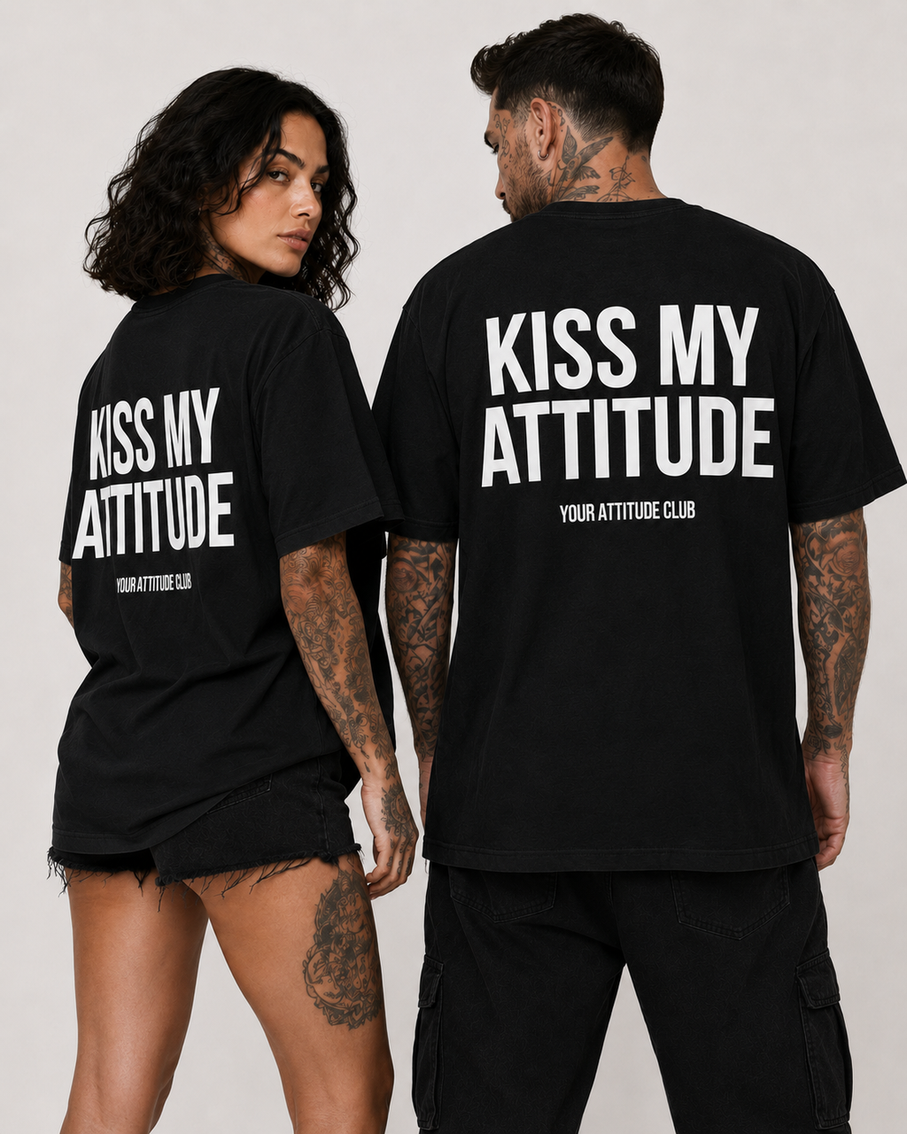 KISS MY ATTITUDE – schwarzes Oversize Unisex Shirt, weißer Backprint, freches Statement Shirt, lustiges Spruchshirt, Streetwear, Geschenk mit Attitude