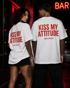 KISS MY ATTITUDE – weißes Oversize Unisex Shirt, roter Backprint, freches Statement Shirt, lustiges Spruchshirt, Streetwear, Geschenk mit Humor