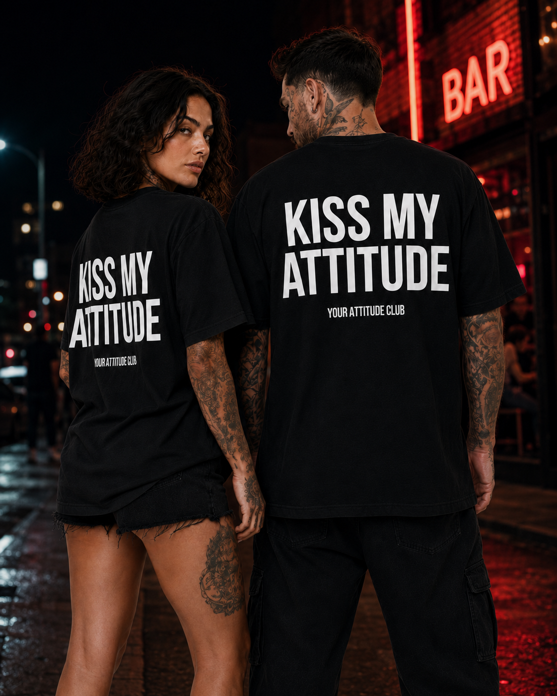 KISS MY ATTITUDE – weißes Oversize Unisex Shirt, roter Backprint, freches Statement Shirt, lustiges Spruchshirt, Streetwear, Geschenk mit Humor