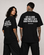 LIFE IS A DICK SOMETIMES IT GETS HARD FOR NO REASON – schwarzes Oversize Unisex Shirt, weißer Backprint, lustiges Spruchshirt, schwarzer Humor
