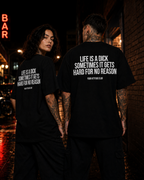LIFE IS A DICK SOMETIMES IT GETS HARD FOR NO REASON – schwarzes Oversize Unisex Shirt, weißer Backprint, lustiges Spruchshirt, schwarzer Humor