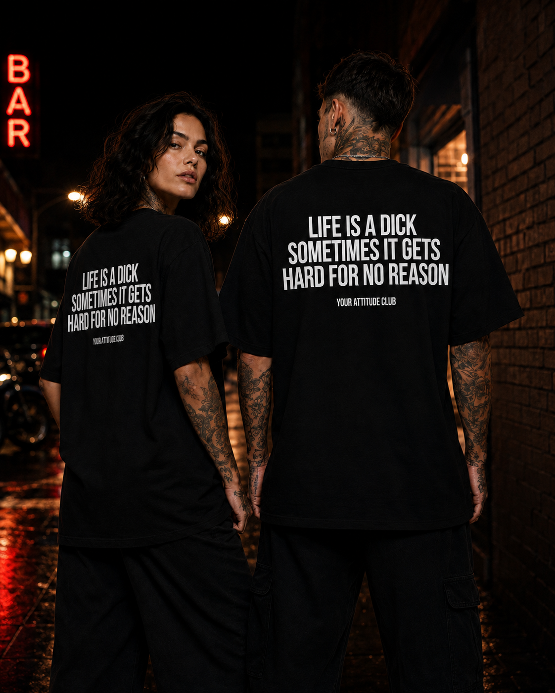 LIFE IS A DICK SOMETIMES IT GETS HARD FOR NO REASON – schwarzes Oversize Unisex Shirt, weißer Backprint, lustiges Spruchshirt, schwarzer Humor