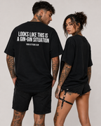 LOOKS LIKE THIS IS A GIN-GIN SITUATION – weißes Oversize Unisex Shirt, roter Backprint, Gin Shirt, lustiges Spruchshirt, Party Geschenk