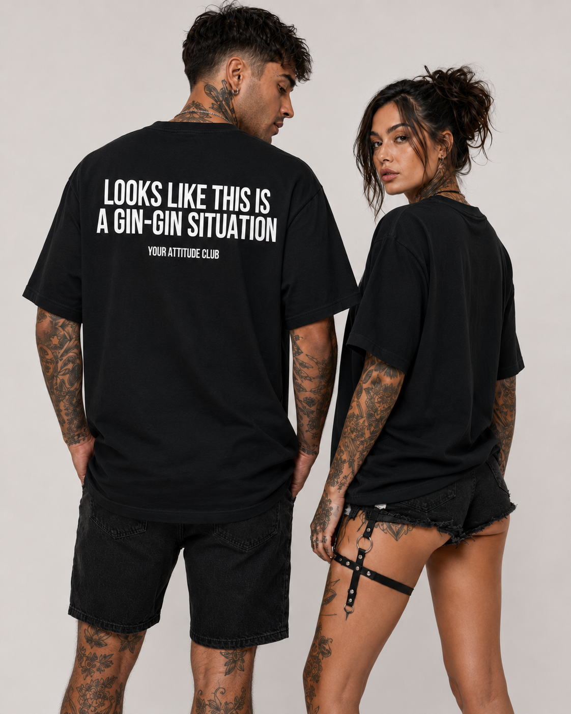 LOOKS LIKE THIS IS A GIN-GIN SITUATION – schwarzes Oversize Unisex Shirt, weißer Backprint, Gin Shirt, lustiges Spruchshirt, Party Geschenk