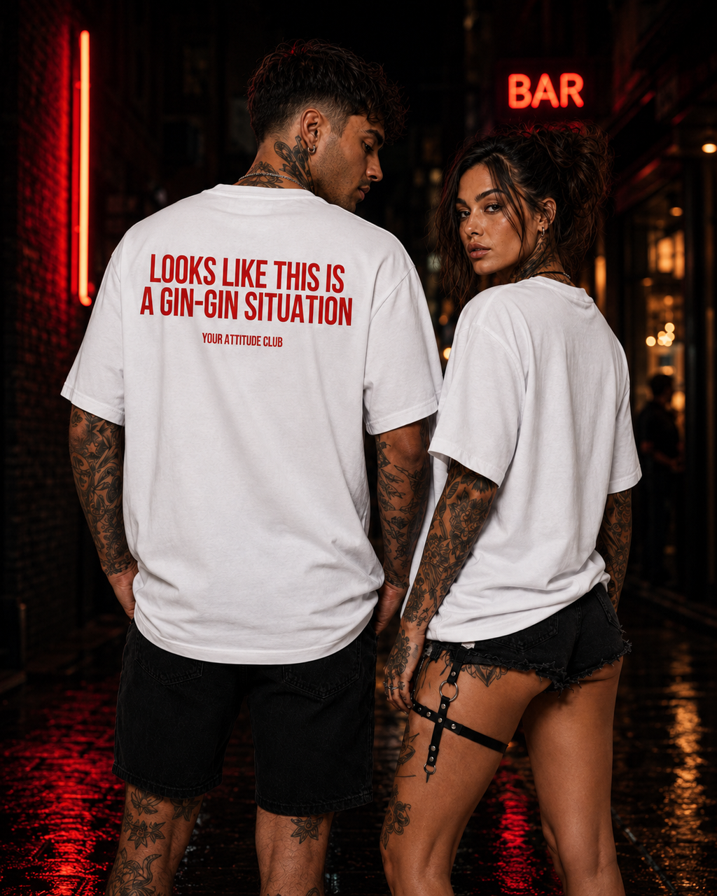 LOOKS LIKE THIS IS A GIN-GIN SITUATION – schwarzes Oversize Unisex Shirt, weißer Backprint, Gin Shirt, lustiges Spruchshirt, Party Geschenk