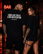 LOOKS LIKE THIS IS A GIN-GIN SITUATION – schwarzes Oversize Unisex Shirt, weißer Backprint, Gin Shirt, lustiges Spruchshirt, Party Geschenk