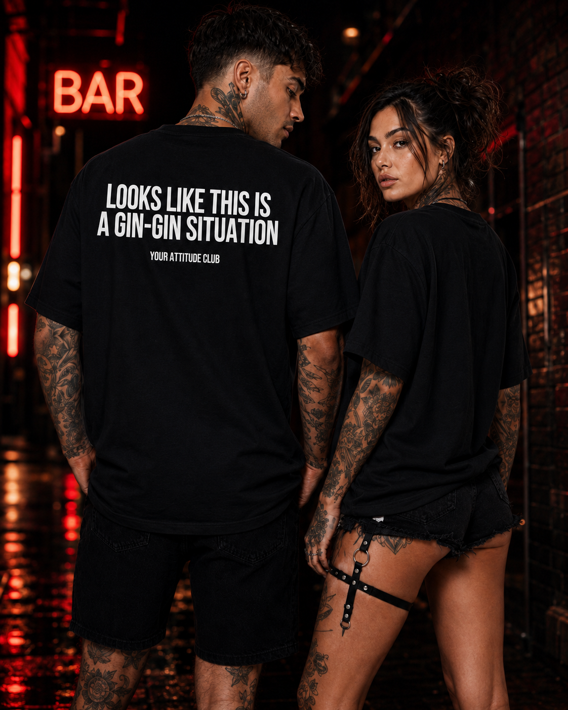 LOOKS LIKE THIS IS A GIN-GIN SITUATION – schwarzes Oversize Unisex Shirt, weißer Backprint, Gin Shirt, lustiges Spruchshirt, Party Geschenk