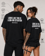 LOOKS LIKE THIS IS A GIN-GIN SITUATION – weißes Oversize Unisex Shirt, roter Backprint, Gin Shirt, lustiges Spruchshirt, Party Geschenk