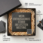 Mein Enthusiasmus starb im letzten Meeting. – Schiefer Untersetzer 10x10 cm, lustiges Büro Geschenk, Geschenk für Arbeitskollegen, handgravierter Naturstein
