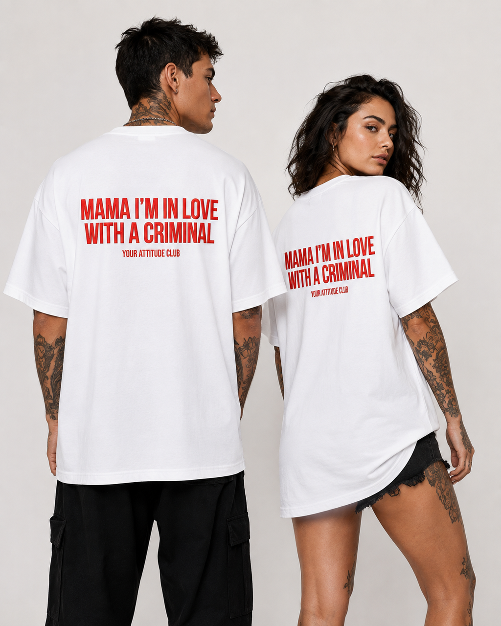 MAMA I’M IN LOVE WITH A CRIMINAL – schwarzes Oversize Unisex Shirt, weißer Backprint, Statement Shirt, Dating Humor, Red Flag Shirt, Geschenk