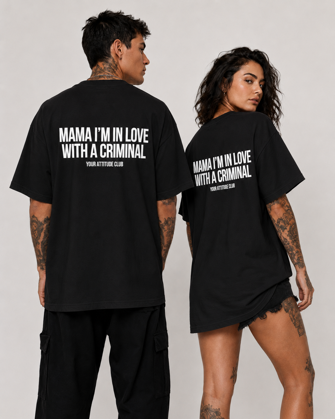 MAMA I’M IN LOVE WITH A CRIMINAL – weißes Oversize Unisex Shirt, roter Backprint, Statement Shirt, frecher Spruch, Funny Shirt, Geschenk