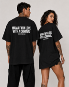 MAMA I’M IN LOVE WITH A CRIMINAL – schwarzes Oversize Unisex Shirt, weißer Backprint, Statement Shirt, Dating Humor, Red Flag Shirt, Geschenk