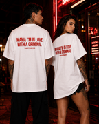MAMA I’M IN LOVE WITH A CRIMINAL – schwarzes Oversize Unisex Shirt, weißer Backprint, Statement Shirt, Dating Humor, Red Flag Shirt, Geschenk