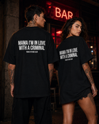 MAMA I’M IN LOVE WITH A CRIMINAL – schwarzes Oversize Unisex Shirt, weißer Backprint, Statement Shirt, Dating Humor, Red Flag Shirt, Geschenk