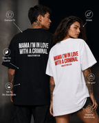 MAMA I’M IN LOVE WITH A CRIMINAL – schwarzes Oversize Unisex Shirt, weißer Backprint, Statement Shirt, Dating Humor, Red Flag Shirt, Geschenk