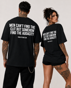 MEN CAN’T FIND THE CLIT BUT SOMEHOW FIND THE AUDACITY – Weißes Oversize Unisex Shirt, roter Backprint, freches Statement Shirt, Funny T-Shirt