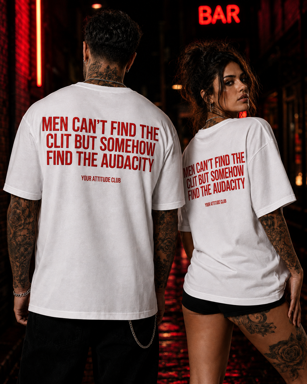 MEN CAN’T FIND THE CLIT BUT SOMEHOW FIND THE AUDACITY – Weißes Oversize Unisex Shirt, roter Backprint, freches Statement Shirt, Funny T-Shirt