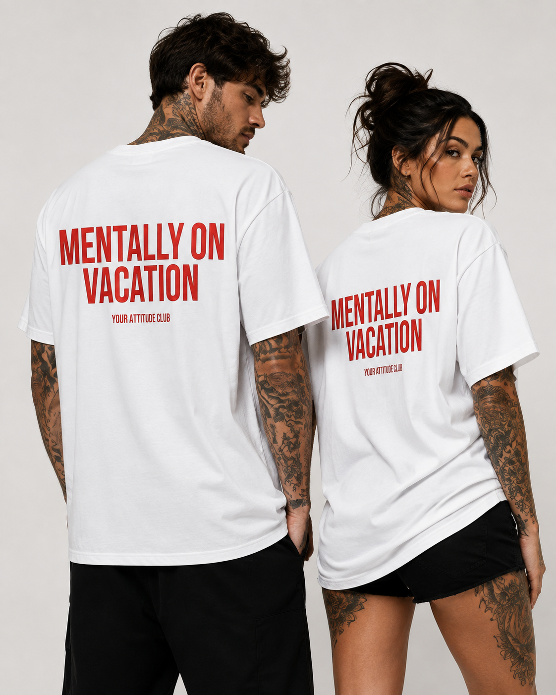 MENTALLY ON VACATION – Weißes Oversize Unisex Shirt mit rotem Backprint, lustiges Statement Shirt, Urlaub Shirt, Sarkasmus T-Shirt, Funny Tee