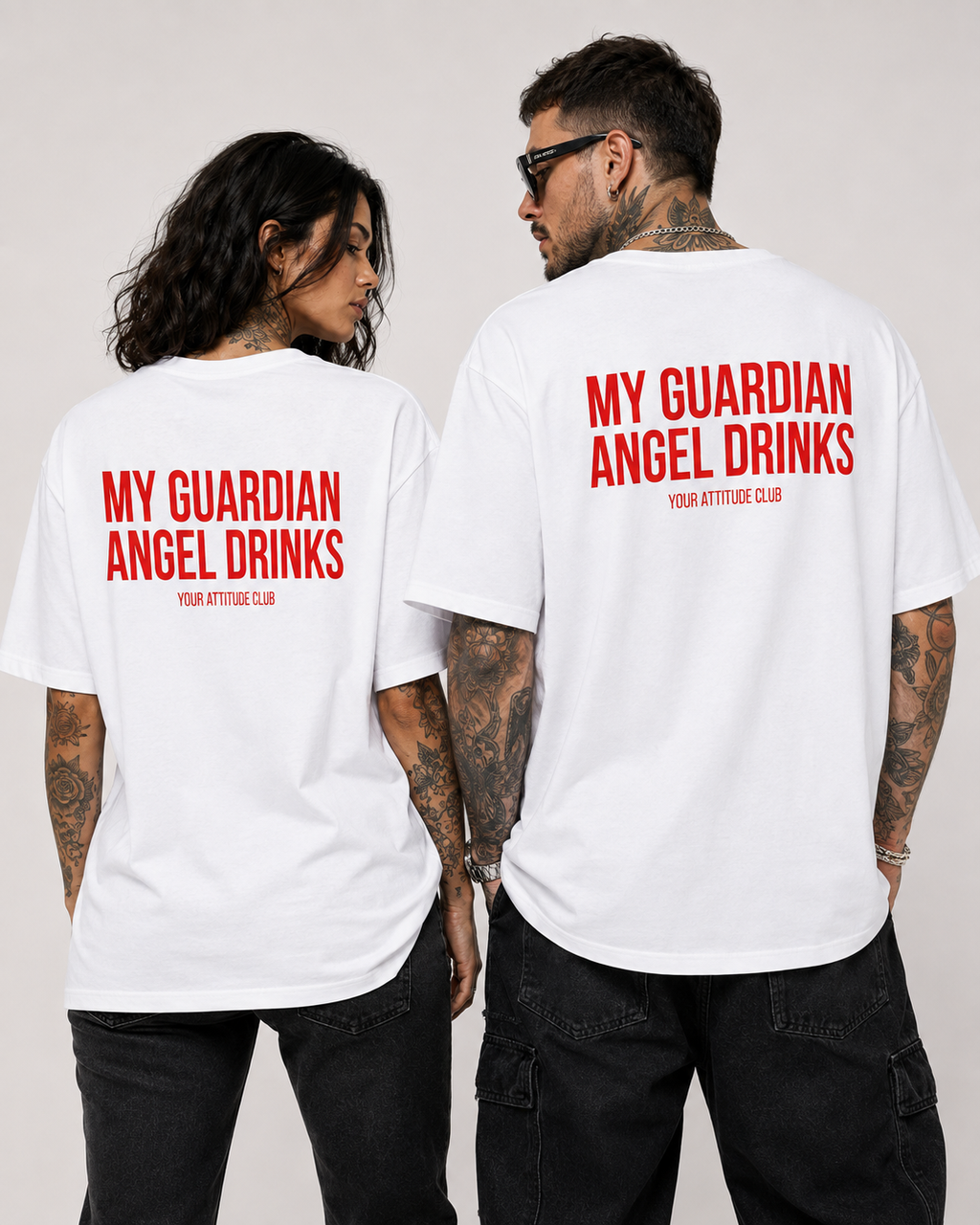 MY GUARDIAN ANGEL DRINKS – Weißes Oversize Unisex Shirt mit rotem Backprint, lustiges Statement Shirt, Funny Tee, Party Shirt, freches Geschenk