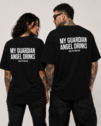 MY GUARDIAN ANGEL DRINKS – Weißes Oversize Unisex Shirt mit rotem Backprint, lustiges Statement Shirt, Funny Tee, Party Shirt, freches Geschenk