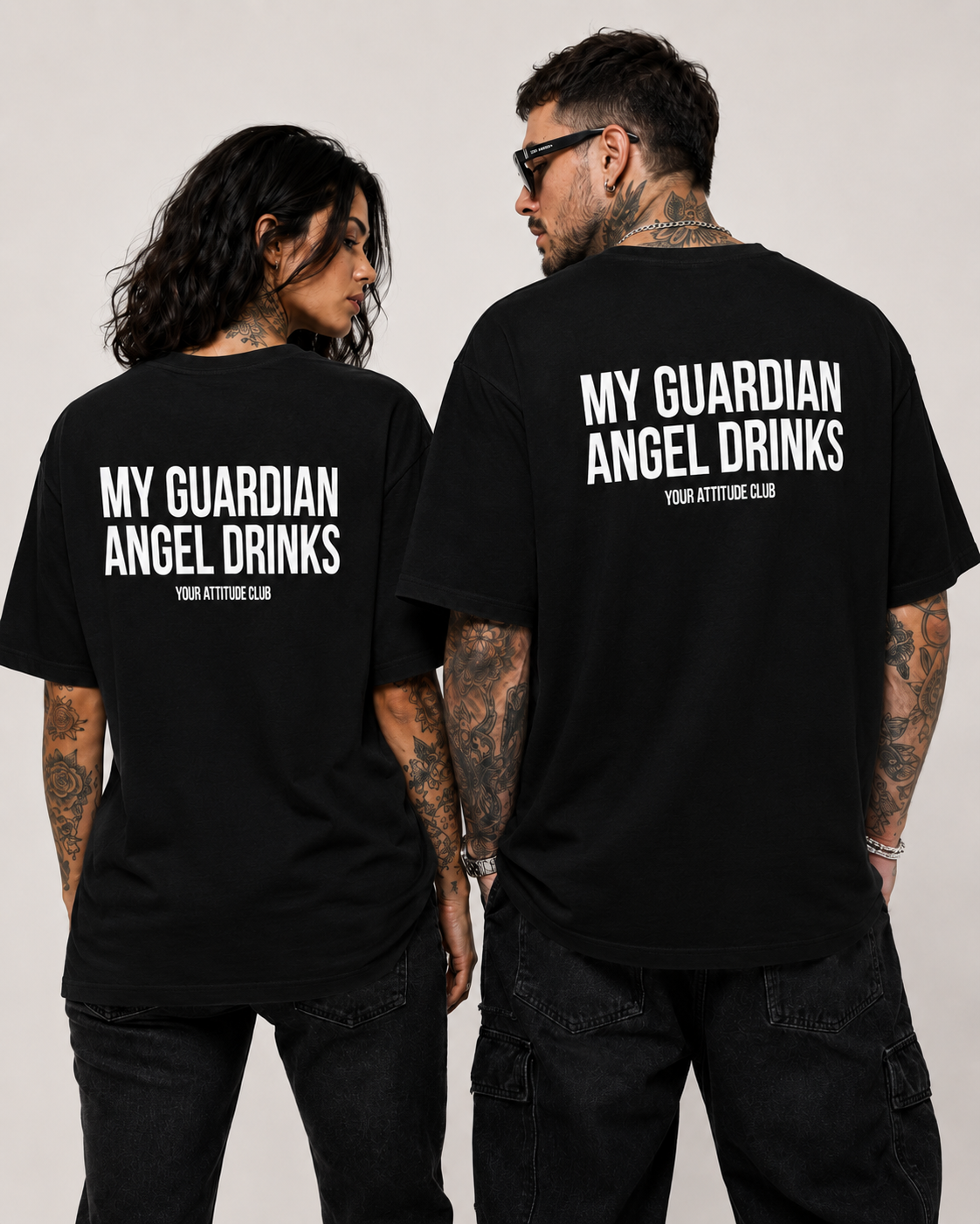 MY GUARDIAN ANGEL DRINKS – Weißes Oversize Unisex Shirt mit rotem Backprint, lustiges Statement Shirt, Funny Tee, Party Shirt, freches Geschenk