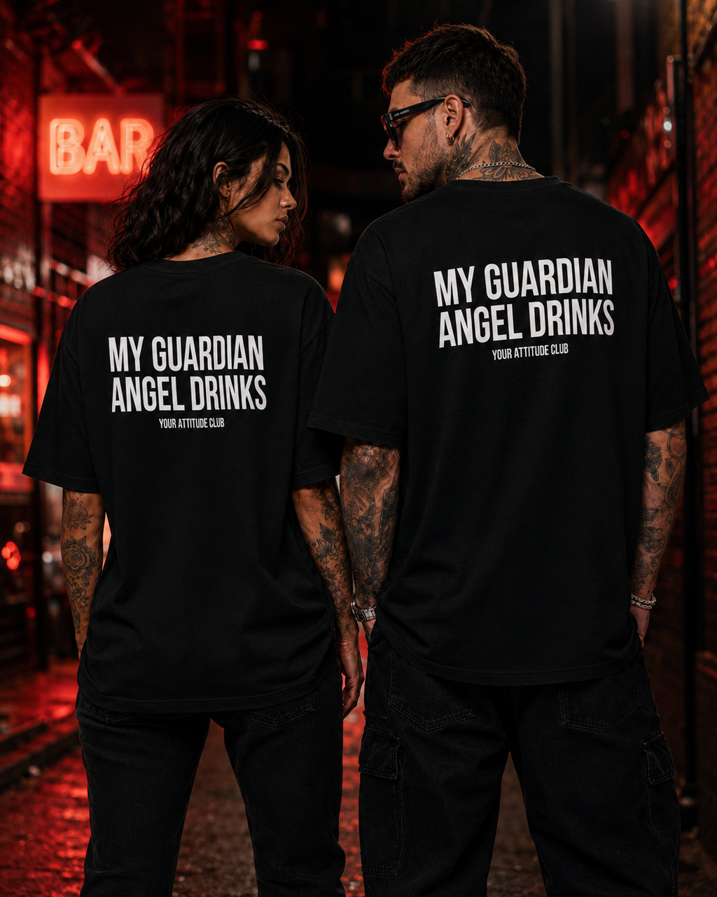 MY GUARDIAN ANGEL DRINKS – Weißes Oversize Unisex Shirt mit rotem Backprint, lustiges Statement Shirt, Funny Tee, Party Shirt, freches Geschenk